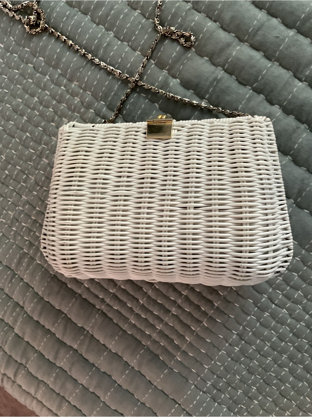 Vintage White Wicker Crossbody Bag with Gold Chain and Clasp - Picture 2 of 2